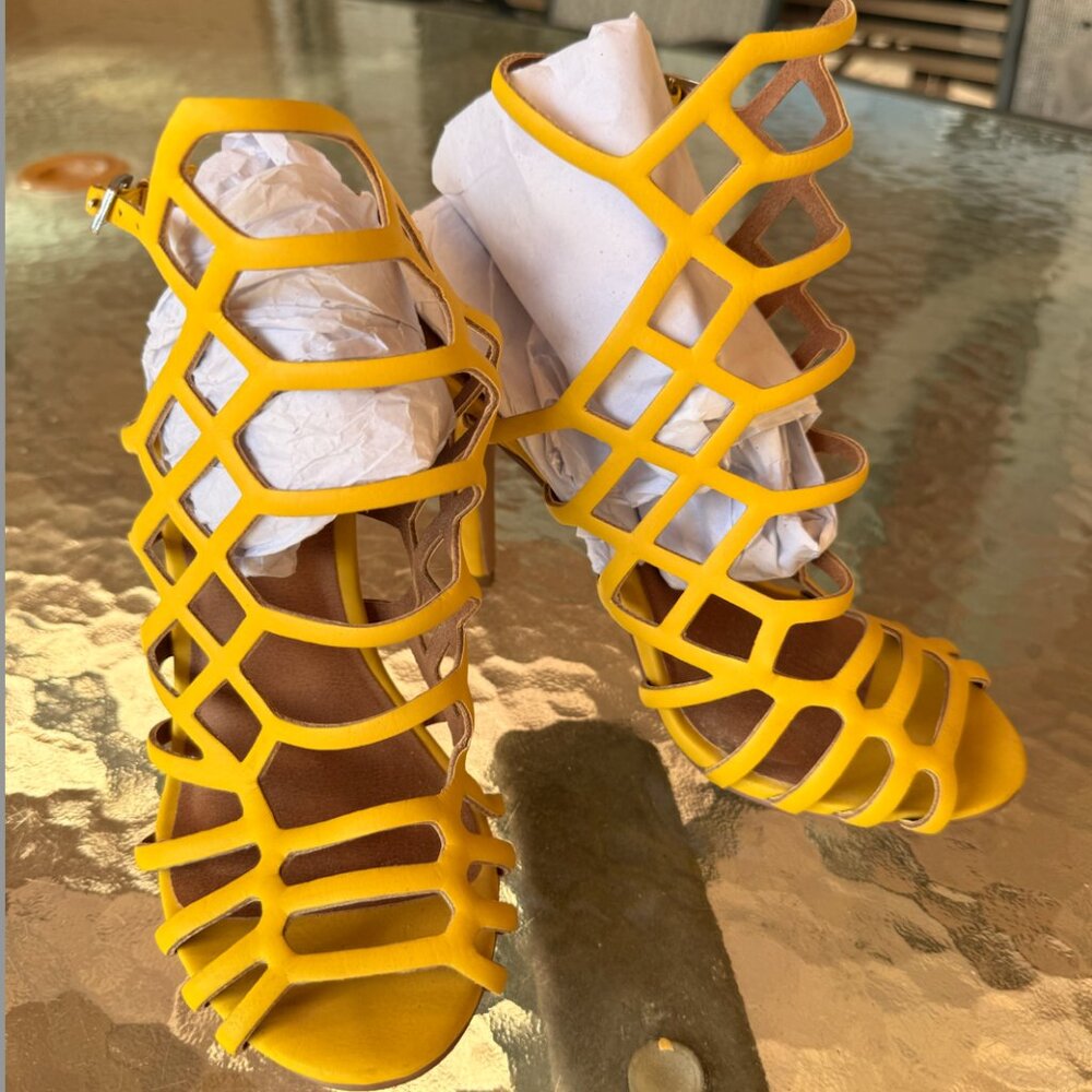 Steve Madden: Yellow Caged Dress Sandal (Size: 7M)